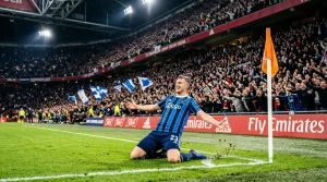 Het beeld van een vrolijke voetballer